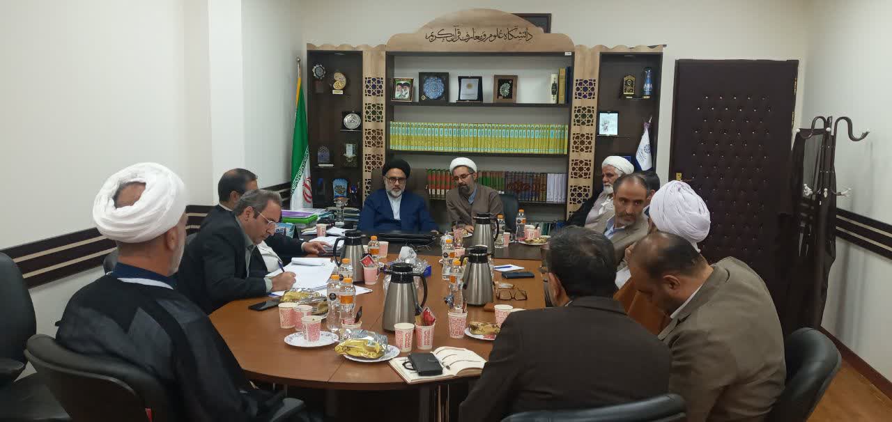 نشست مسئولان دانشگاه علوم و معارف قرآن کریم با مدیرکل اوقاف همدان و شهردار ملایر برگزار شد